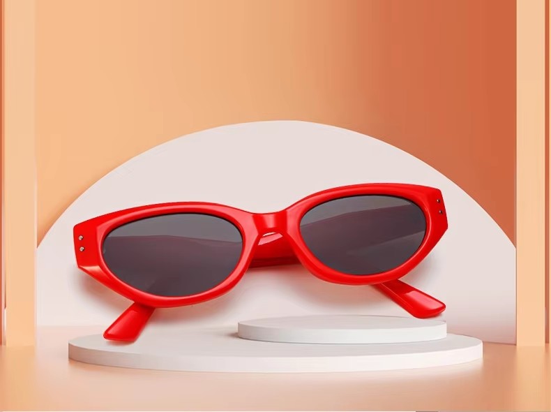 Unisex Retro Cat-eye Sunglasses With Small Frame Hot Girl Street Style Photo Advanced Sense For Women Small Face Black Red Lens