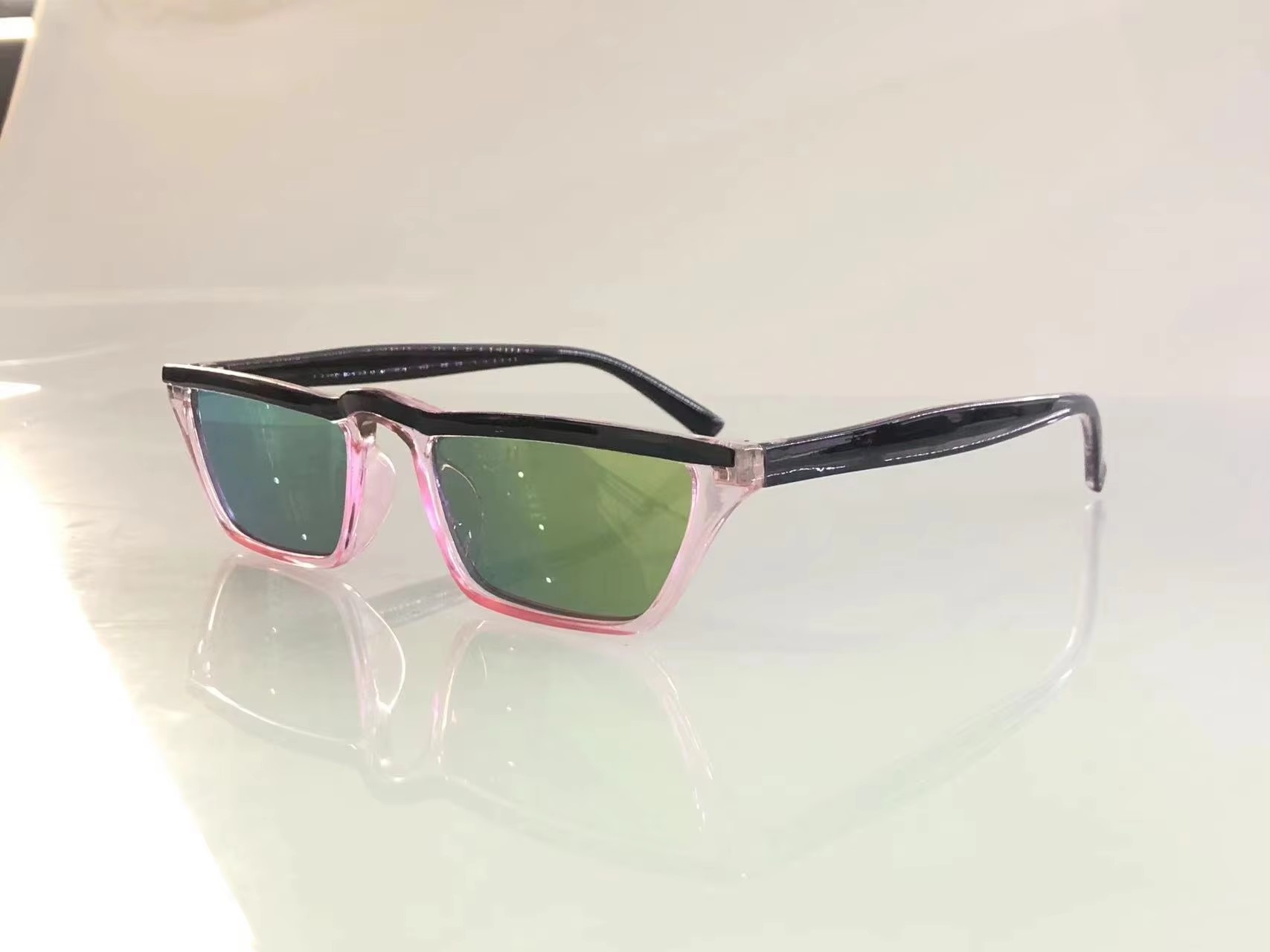 Large Quantities Of Stylish High-end Sunglasses In Stock