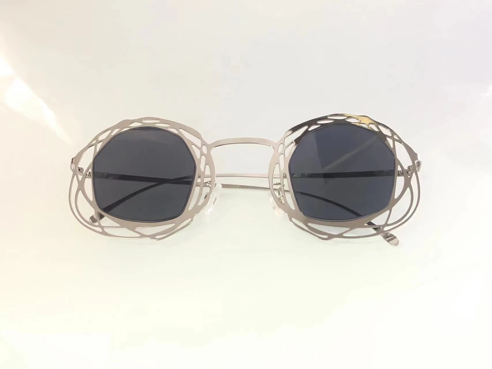 Large Quantities Of Stylish High-end Sunglasses In Stock