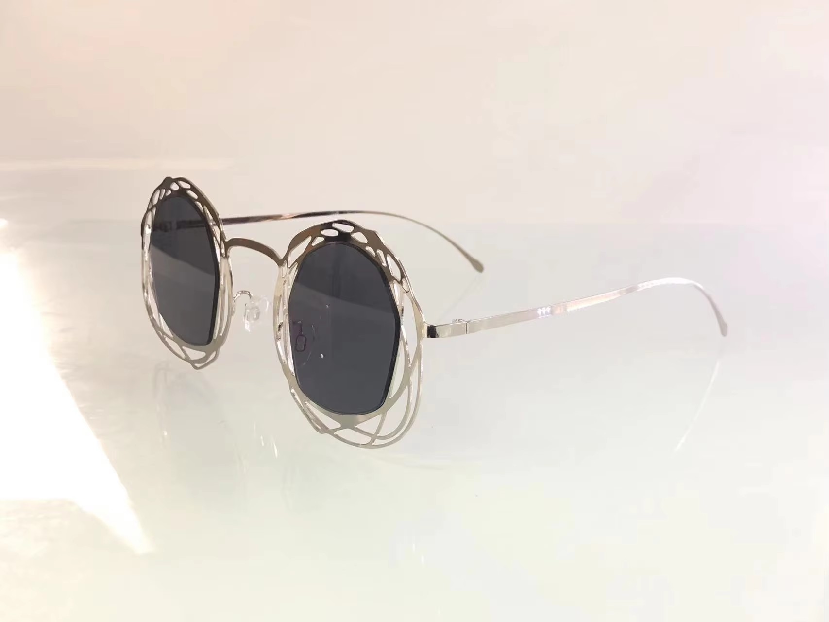 Large Quantities Of Stylish High-end Sunglasses In Stock