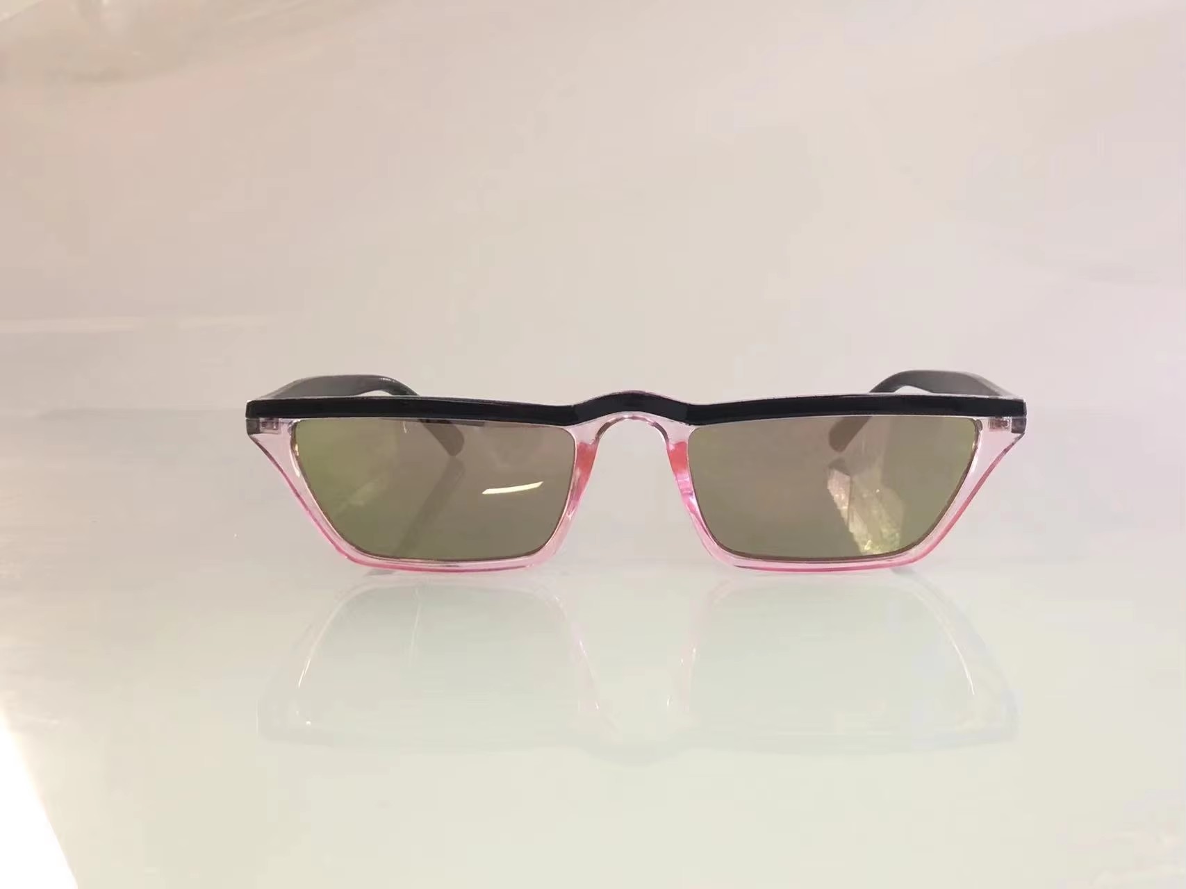 Large Quantities Of Stylish High-end Sunglasses In Stock